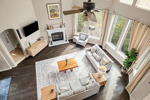 Lake Travis Family Retreat with Theater Game Room and BBQ 7 min from Marina in Austin, United States