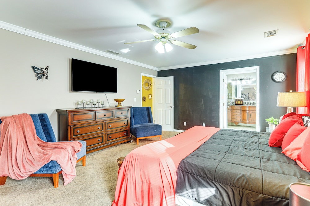 Entertainment ready Yard: Spacious Riverdale Home — Riverdale — photo 2