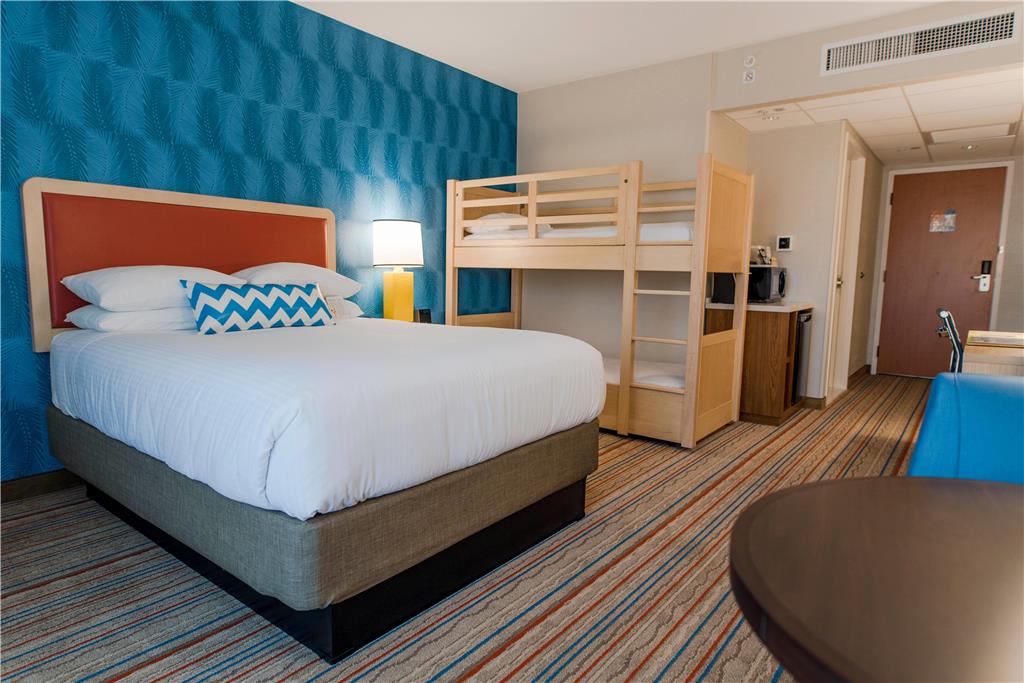 Howard Johnson by Wyndham Anaheim Hotel and Water Playground - photo 10