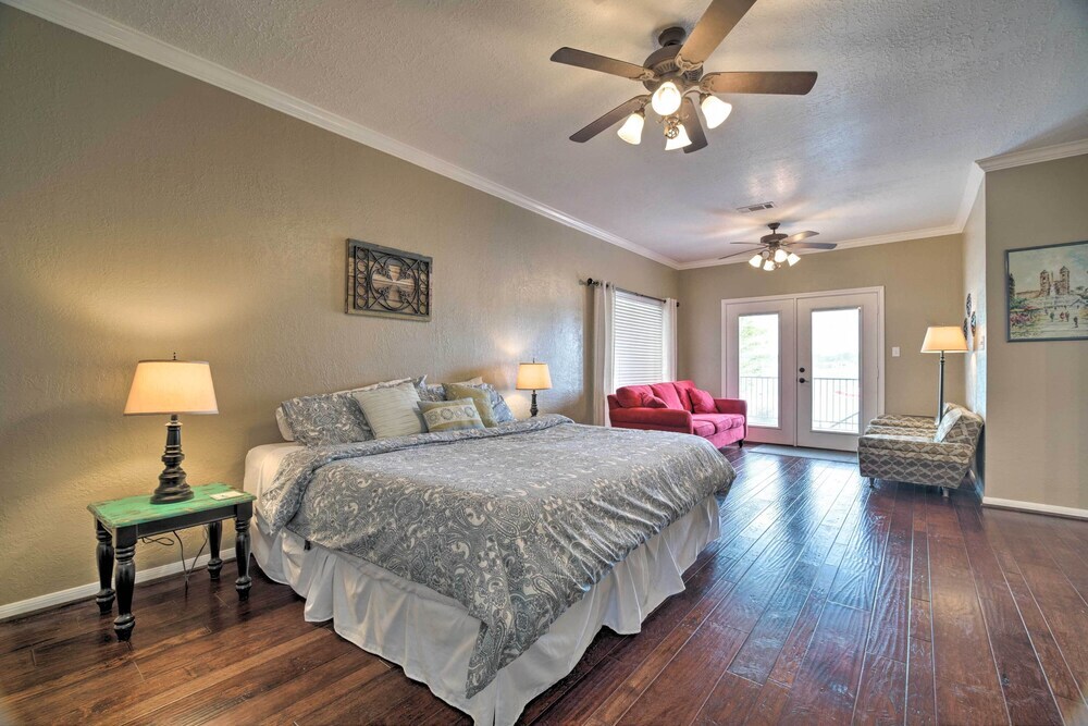 Waterfront Lake Conroe Getaway with Multiple Decks — 4-Star Luxury Hotel in Montgomery, United States