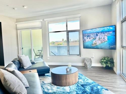 Large Hollywood Corner 2 Bedroom with Private Balcony — 4-Star Luxury Hotel in Los Angeles, United States