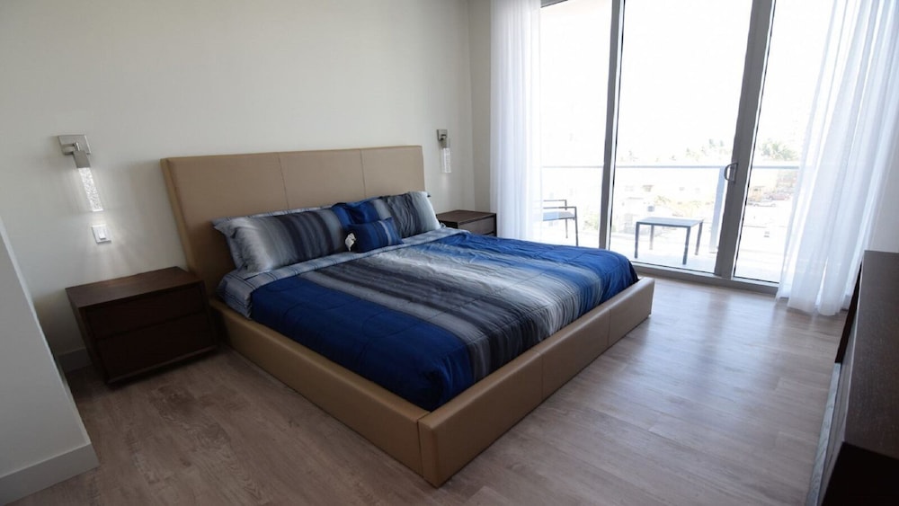 Spectacular 1 Bed Plus Den On To The Amazing Hollywood Beach Hollywood - photo 4