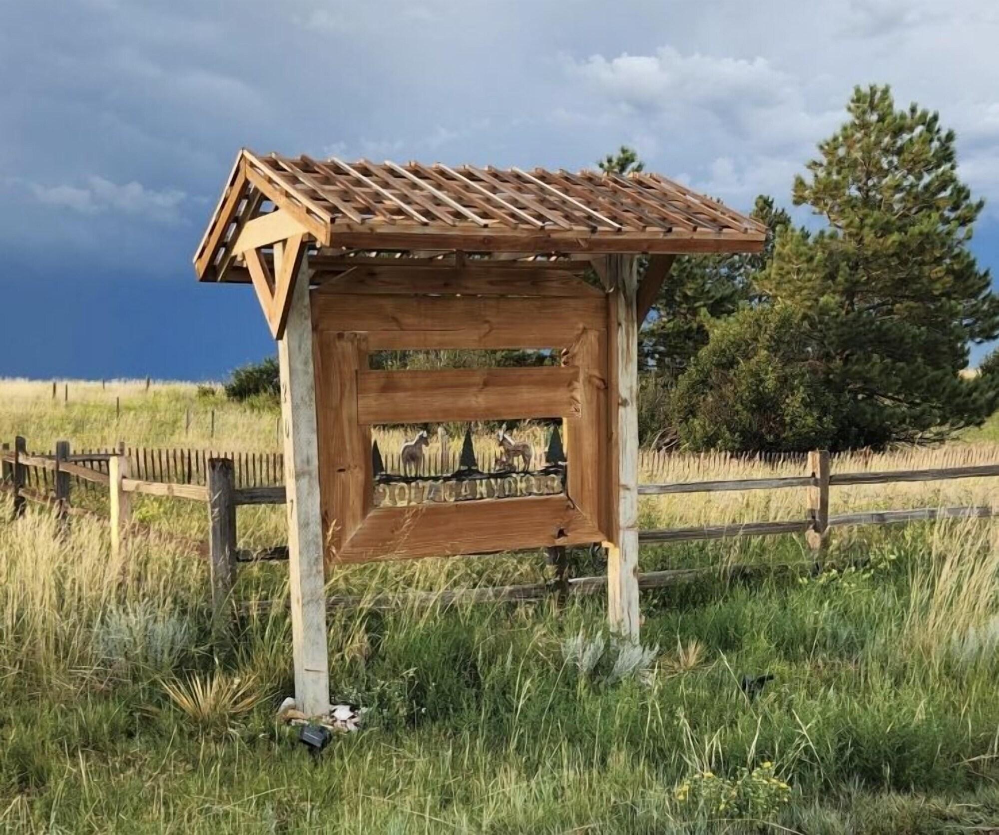Yellowstone Cattle Baron EnSuite Private Entrance & Parking Prairie Rose B&B — 4-Star Luxury Hotel in Cheyenne, United States