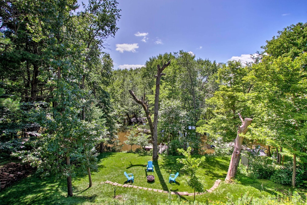 Riversong Waterfront la Crosse Home with Dock — 4-Star Luxury Hotel in La Crosse, United States