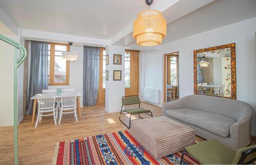 3BR Scenic Terrace Apt in Abanotubani By Wehost