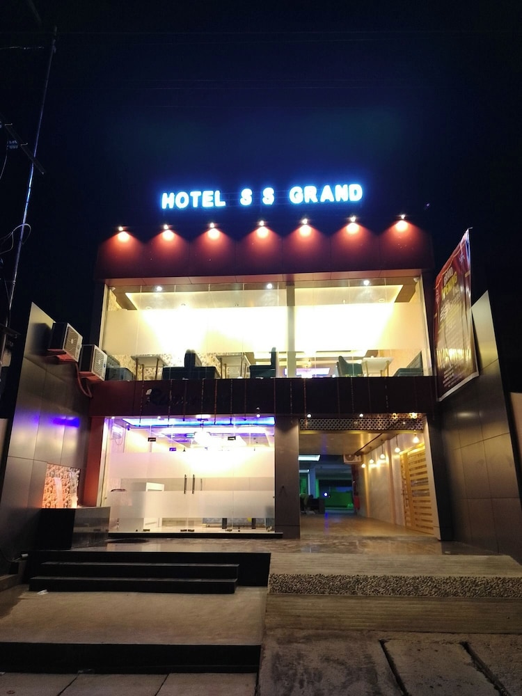 Hotel S S Grand And Multi Cuisine Restaurant — hotel in Mirzapur