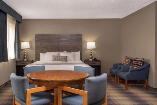Baymont Inn Baldwin - photo 7