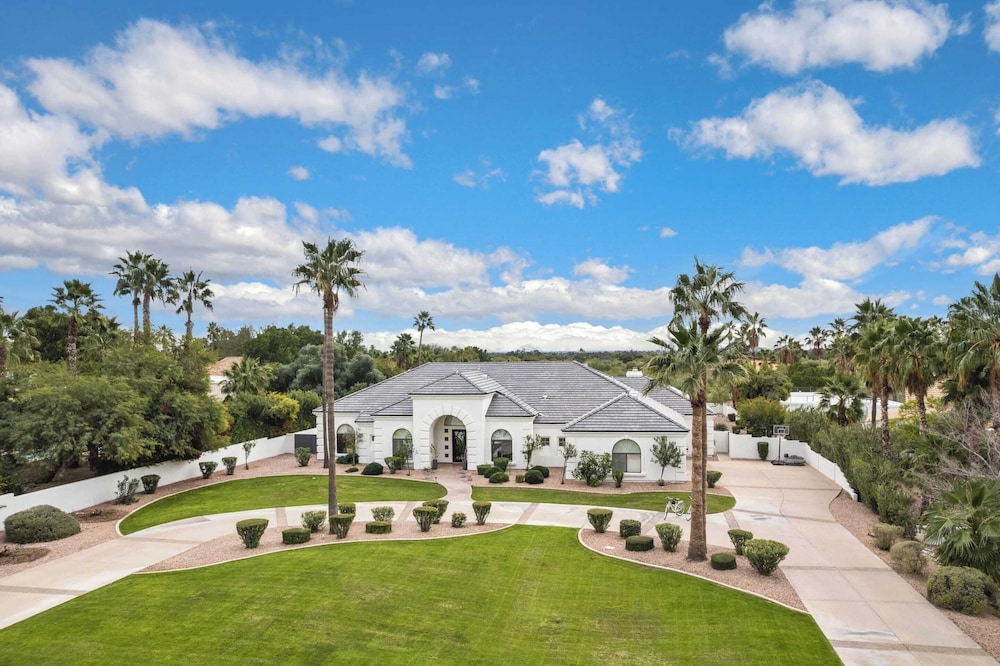 Sunridge by Avantstay Glorious Scottsdale Estate w Pool Hot Tub Ping Pong & Pool Table - photo 2