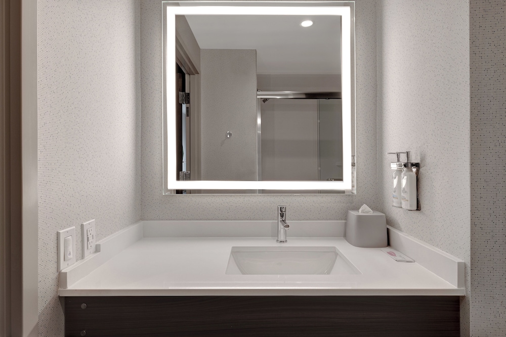 Holiday Inn Express and Suites Glendale Downtown - photo 39