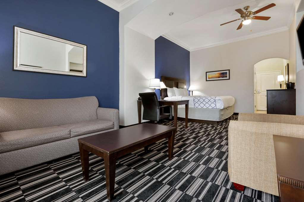 La Quinta Inn & Suites by Wyndham Alvin - photo 34