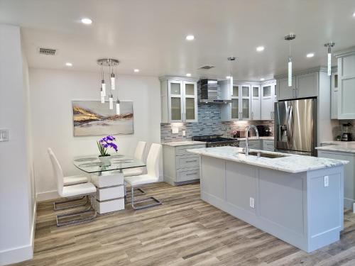 Cozy modern house Near SXSW and other events — 4-Star Luxury Hotel in Austin, United States