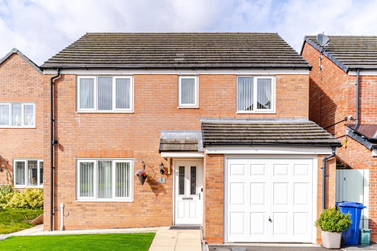 4 Bedroom Detached Wi Fi Parking stunning views — 4-Star Luxury Hotel in Newcastle Under Lyme, United Kingdom