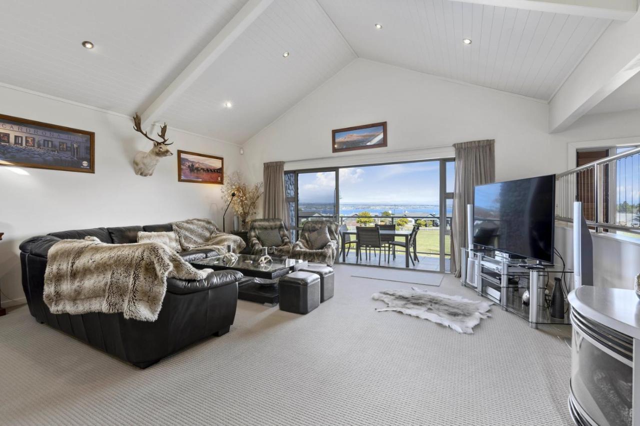 Lake View Bliss Lake Taupo Holiday Home — 4-Star Luxury Hotel in Taupo, New Zealand