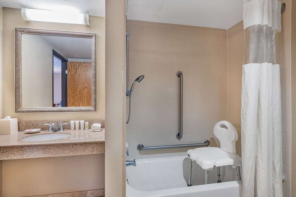 La Quinta Inn & Suites by Wyndham Minneapolis Minnetonka - photo 13