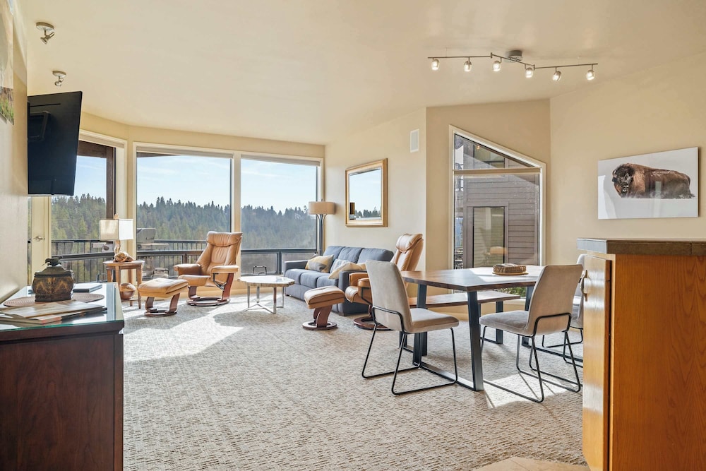 Riverview Retreat Picturesque 2 BDR in Resort - photo 13