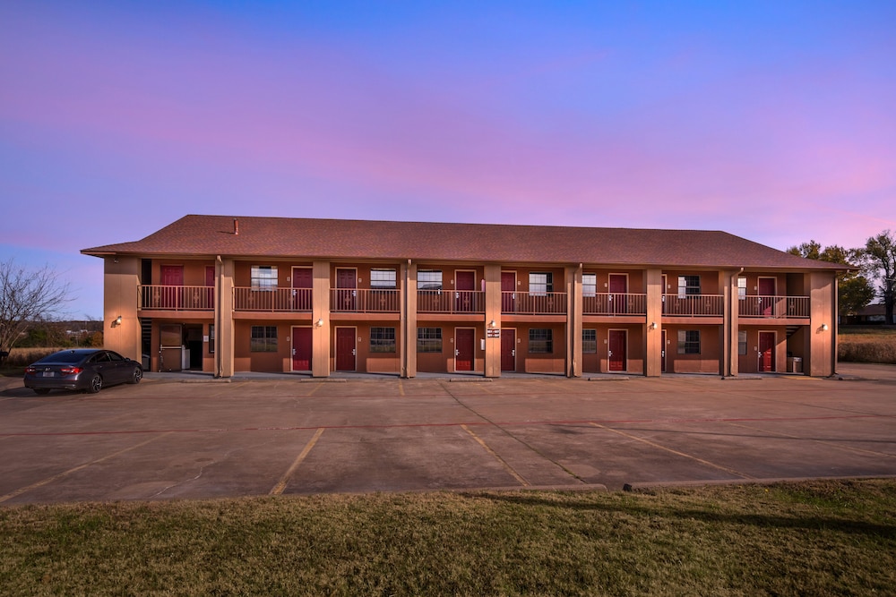 Red Roof Inn & Suites Sulphur Springs - photo 34