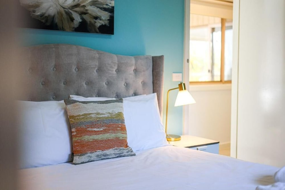 StayAU Coastal 5BR Escape Pool Table — hotel in Clifton Springs