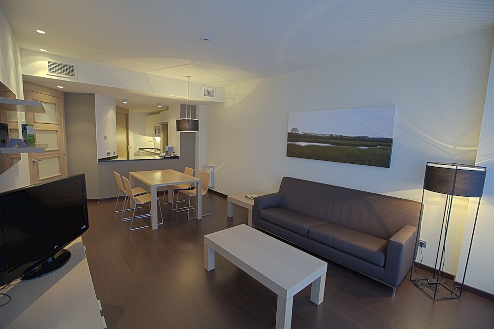 Apartamentos Jardines de Uleta Suites — 4-Star Luxury Hotel in Gasteiz / Vitoria, Spain