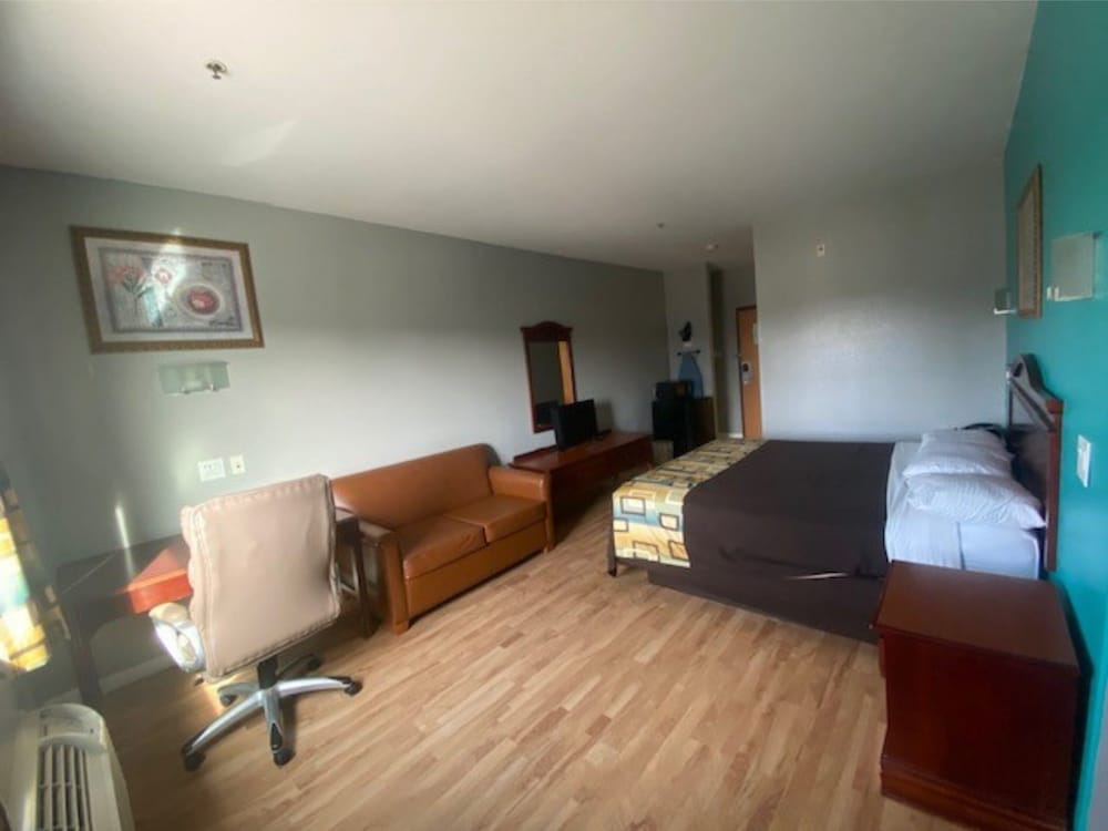 Tropicana Inn and Suites - photo 5