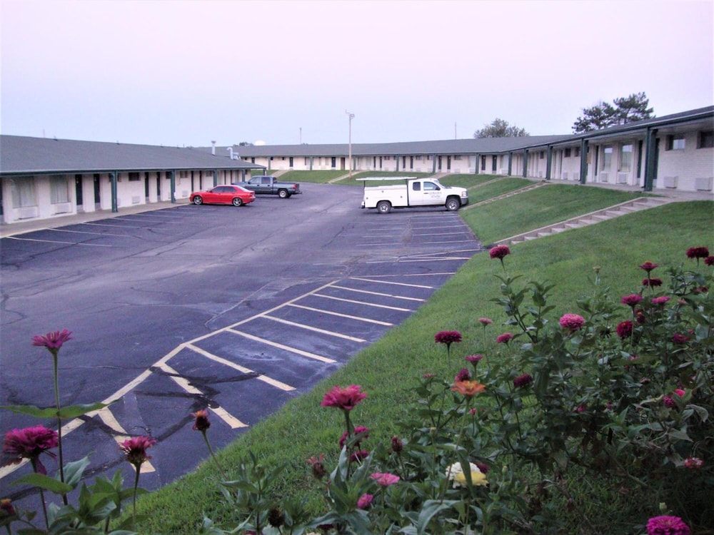 Topeka Plaza Inn - photo 23
