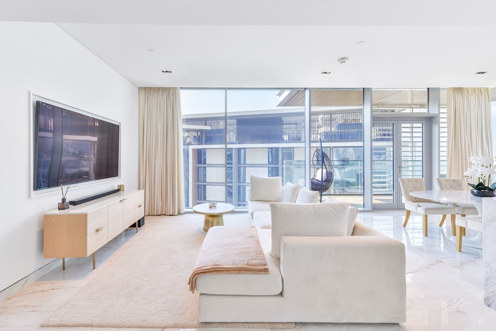 Livbnb Upgraded 2BR plus Maid's Room with Sea View — 5-Star Luxury Hotel in Dubai, United Arab Emirates