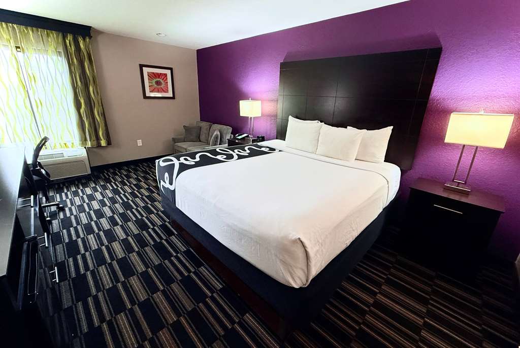 La Quinta Inn & Suites by Wyndham Orlando Universal area - photo 17