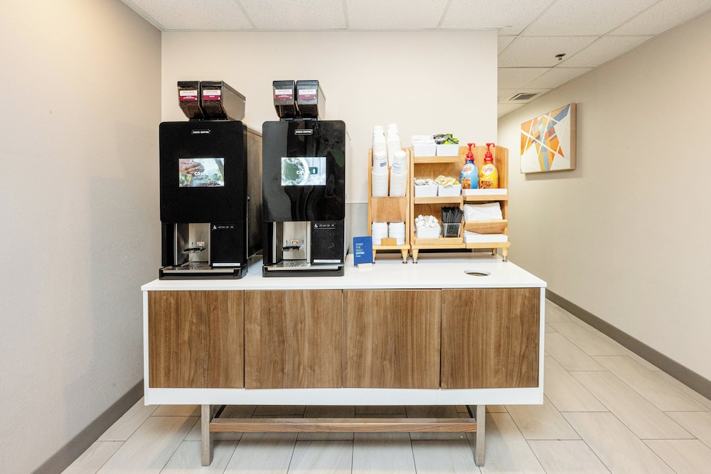 Holiday Inn Express & Suites Charleston Northwoods by IHG - photo 42