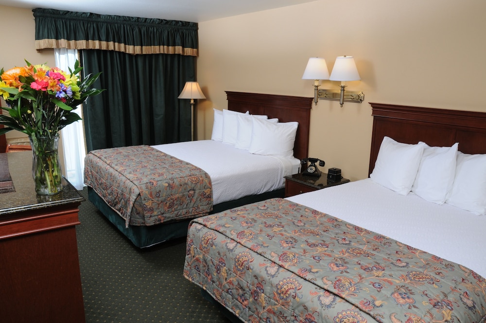 Pike's Waterfront Lodge - featured photo