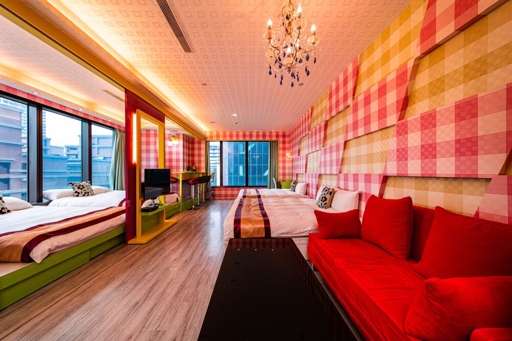 85 Sky tower CTtraveller Suit in Kaohsiung, Republic of China Taiwan