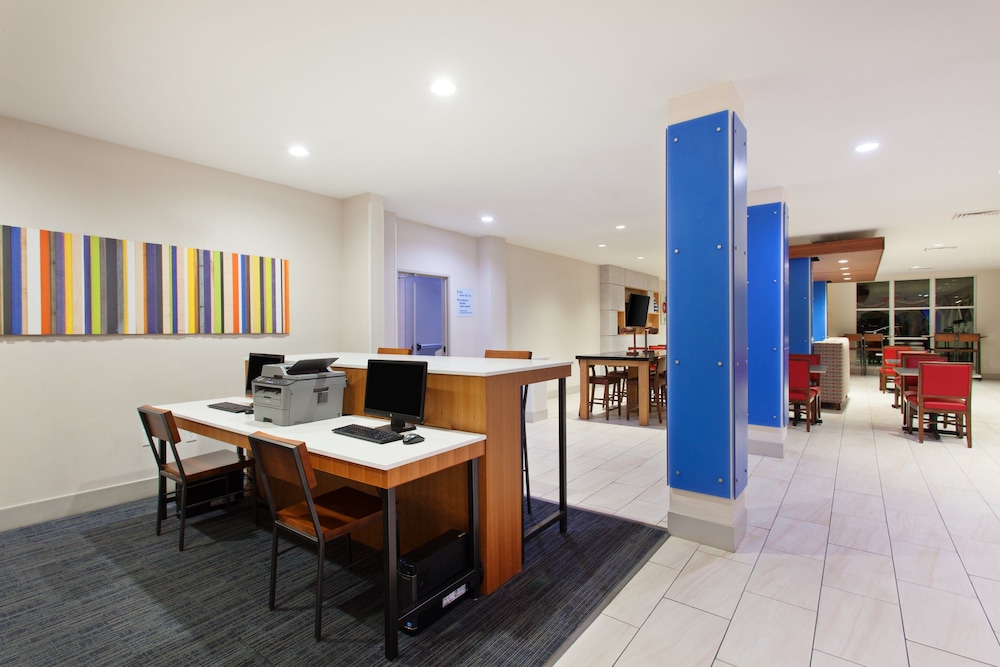 Holiday Inn Express & Suites Corona by IHG - photo 24