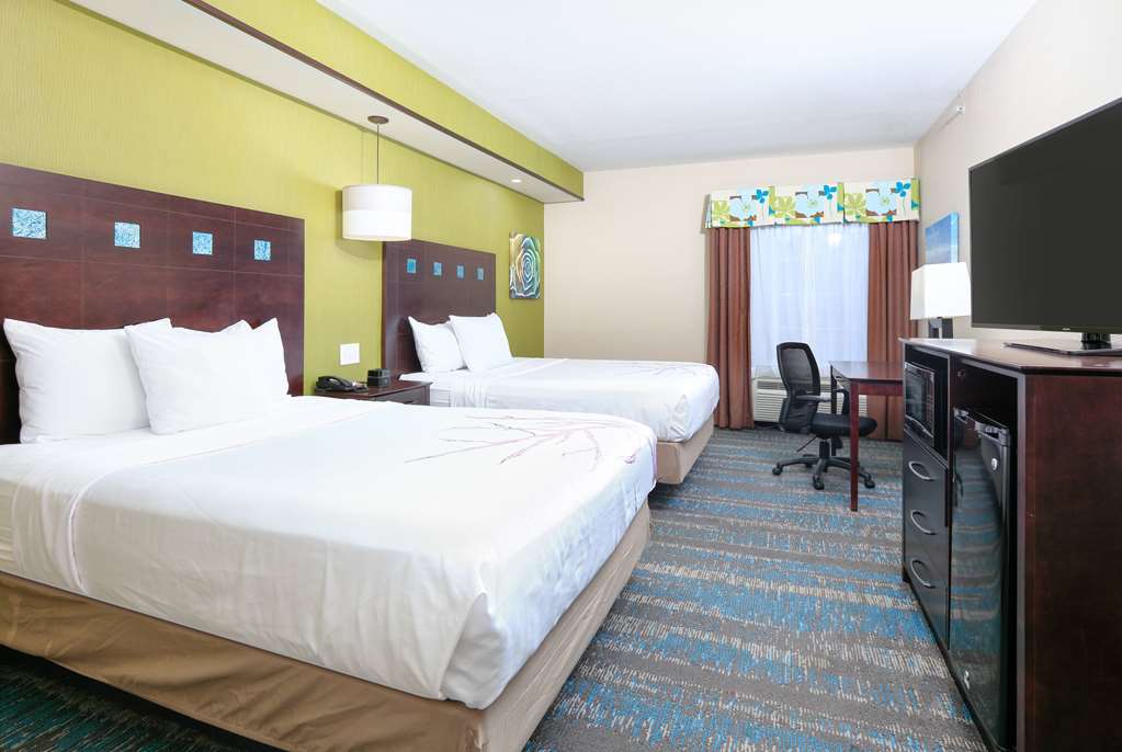 La Quinta Inn & Suites by Wyndham Dallas Grand Prairie South - photo 42