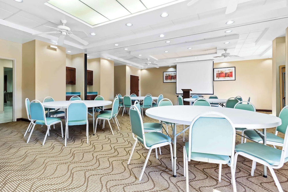 Comfort Suites Lumberton North - photo 39