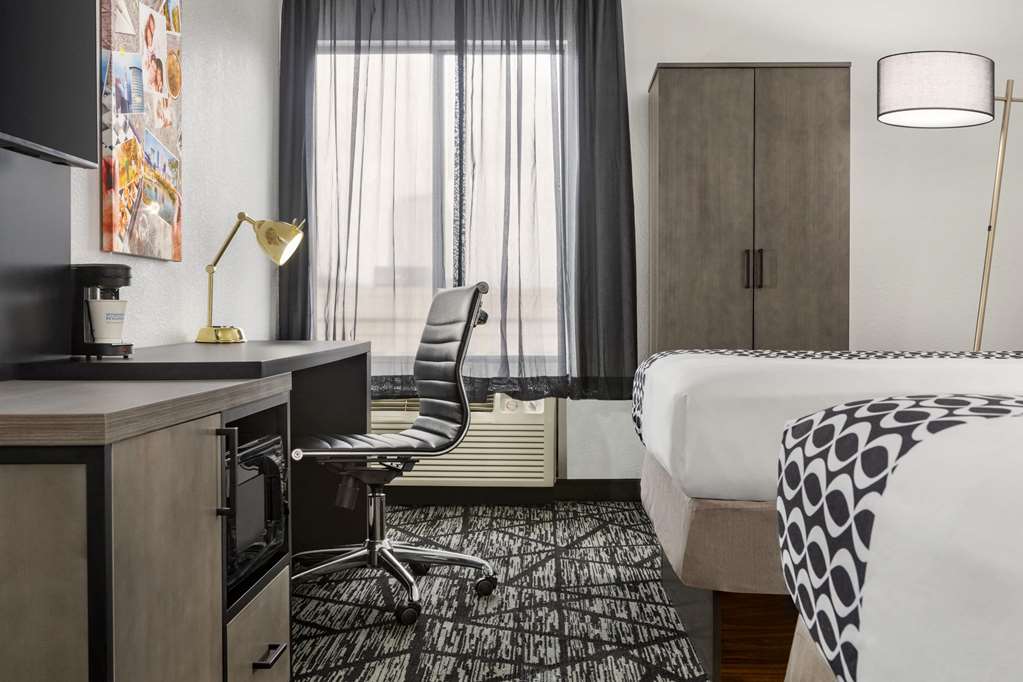 La Quinta Inn & Suites by Wyndham Cleveland Airport West - photo 16