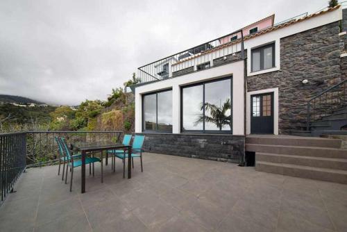 Lombo do Doutor Cottage 2 by Mth — 4-Star Luxury Hotel in Calheta, Portugal