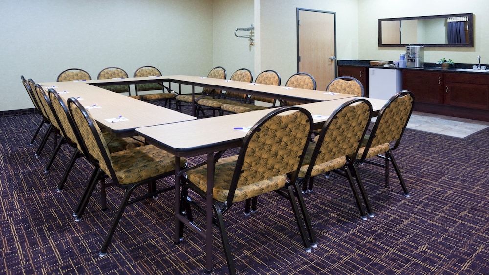 Holiday Inn Express Deforest - photo 33