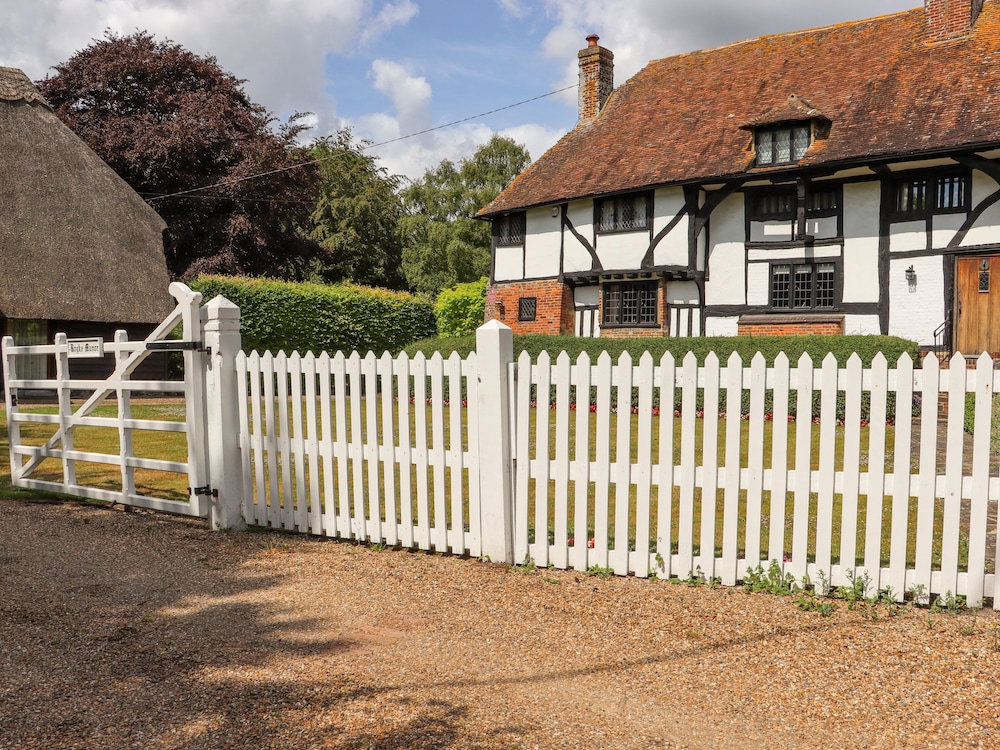 Wren Cottage at Boyke Manor — 4-Star Luxury Hotel in Canterbury, United Kingdom