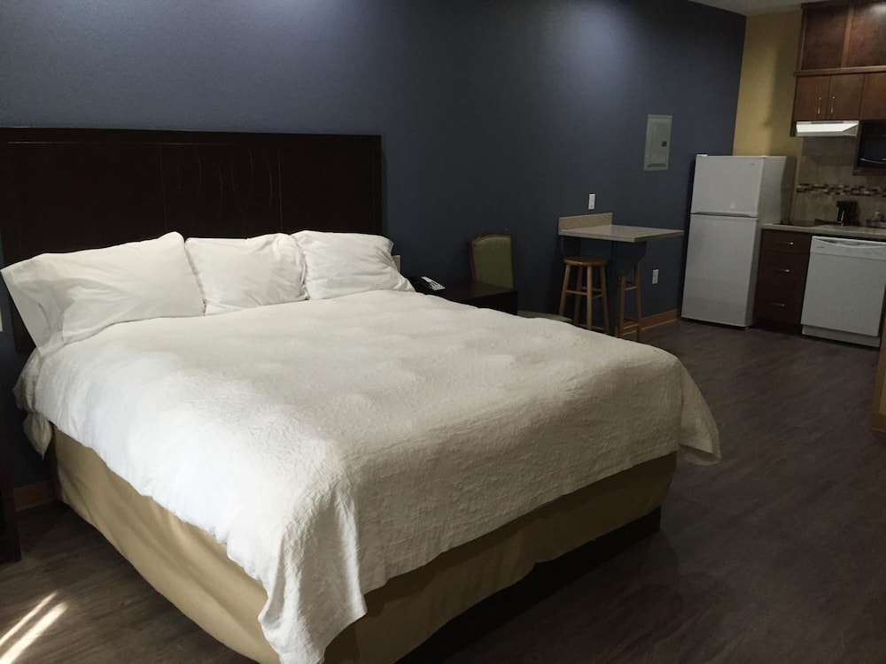 La Bonita Inn & Suites - photo 8