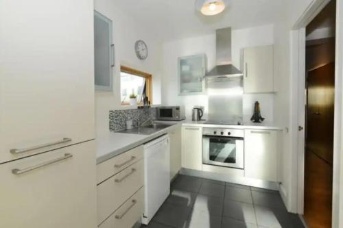 Bright 2BD Flat With Private Balcony Dublin — 4-Star Luxury Hotel in Dublin, Republic of Ireland
