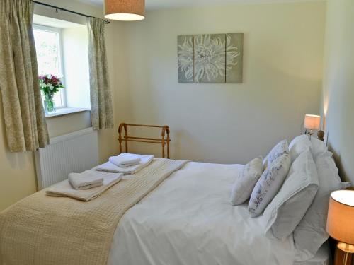 Acorn Cottage Ukc1812 — 5-Star Luxury Hotel in Yeovil, United Kingdom