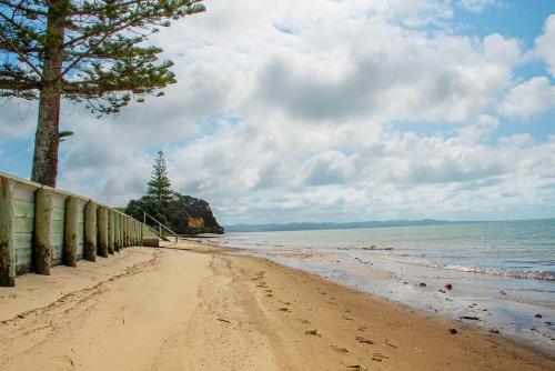 Stunning beachfront bach - last minute hotel in Unknown City