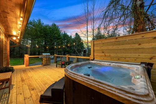 Family fun romantic Hot Tub Firepit King Bed 15 min from Blue Ridge & Ellijay in Blue Ridge, United States
