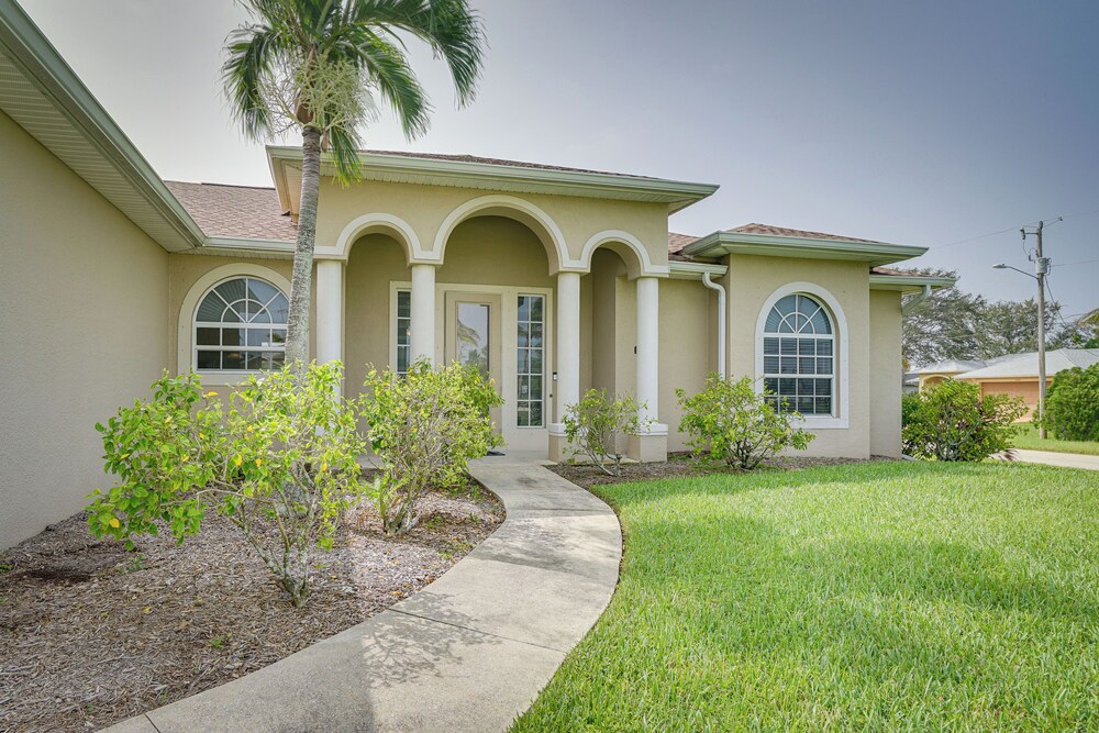Lanai and Pool Family Friendly Home in Cape Coral — 4-Star Luxury Hotel in Cape Coral, United States