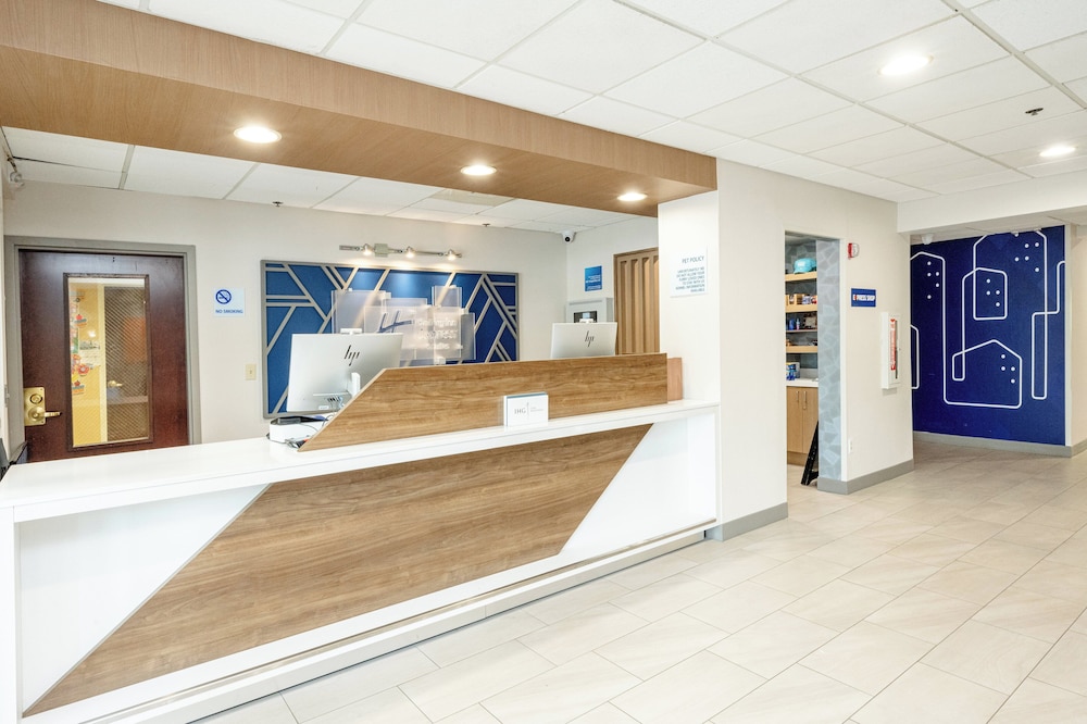 Holiday Inn Express & Suites Charleston Northwoods by IHG - photo 51