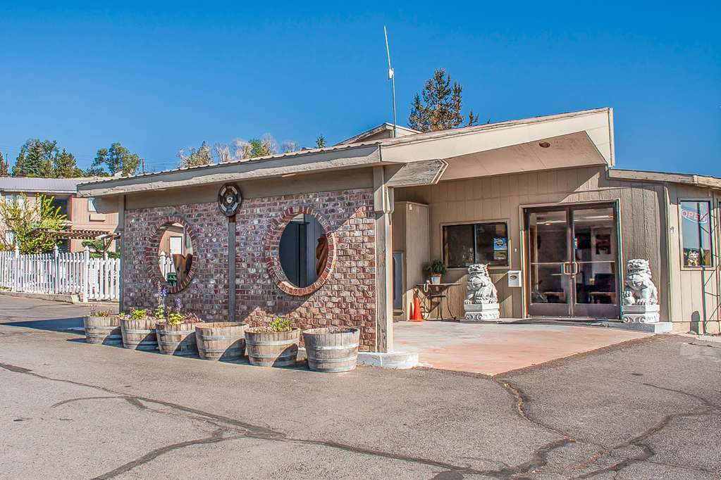 Econo Lodge Inn & Suites Madras - photo 3