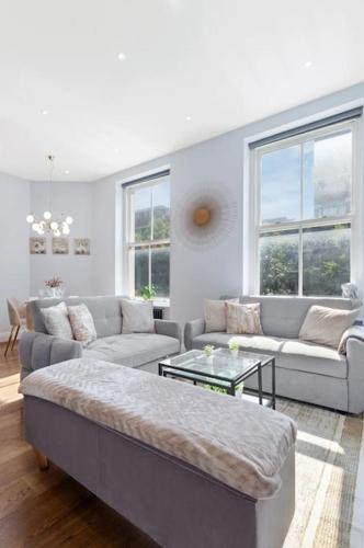 Two Modern Central London Apartments with AC Near Big Ben & Buckingham Palace — 4-Star Luxury Hotel in London, United Kingdom