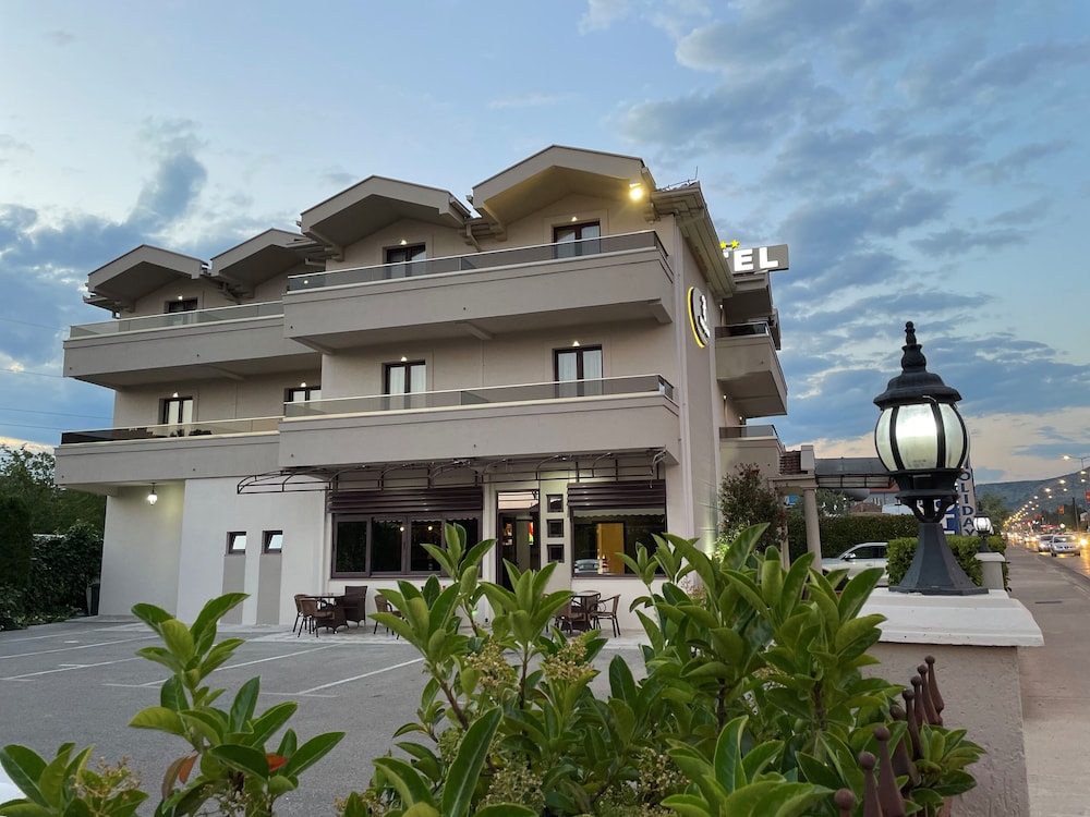 Hotel Holiday — hotel in Podgorica
