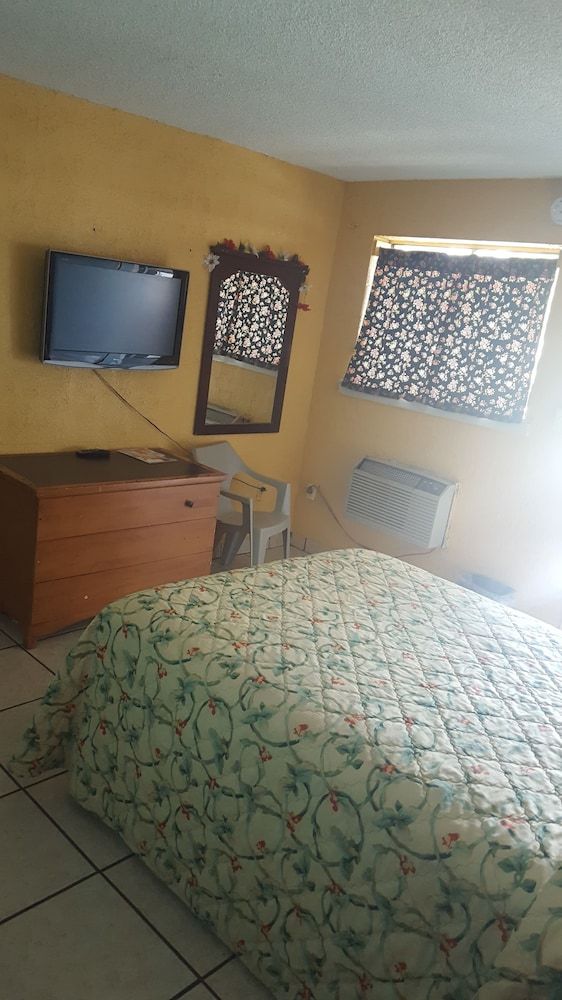 Guest Host Motel - photo 9
