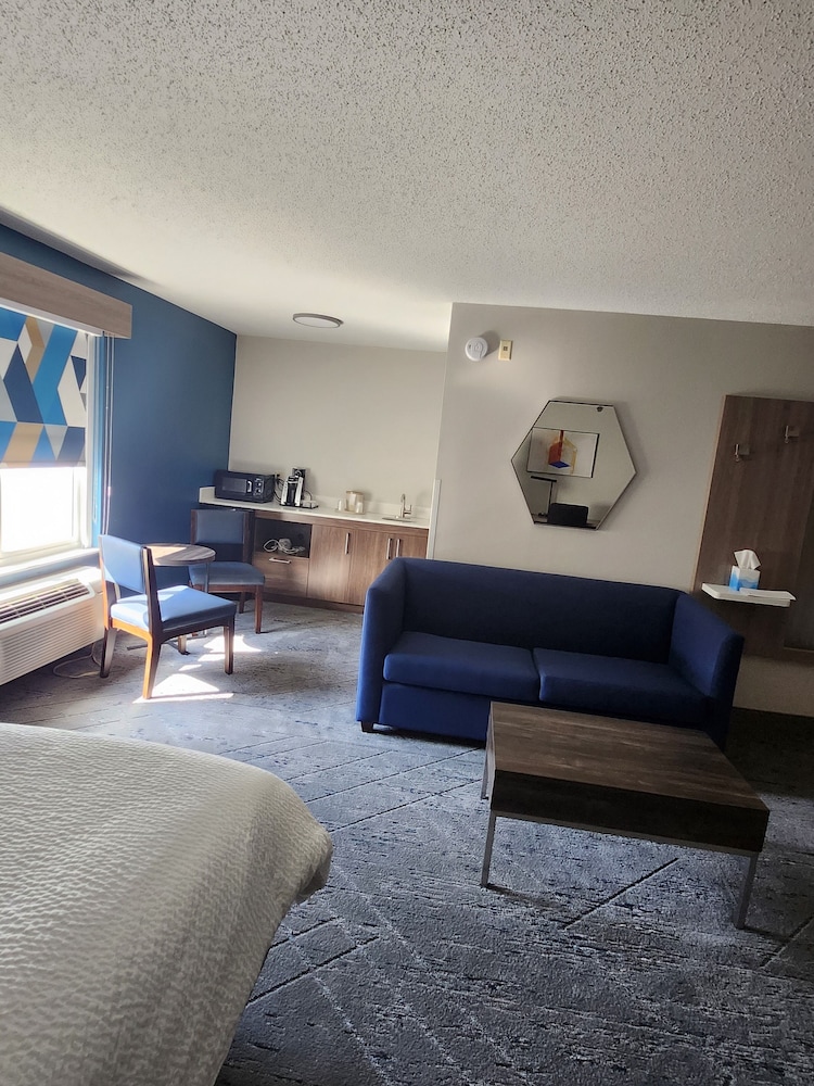 Holiday Inn Express & Suites Alliance by IHG - photo 15