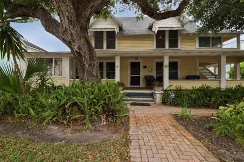 Vintage Coastal Retreat 2Br Home Near Flagler Ave & Beach — 4-Star Luxury Hotel in New Smyrna Beach, United States