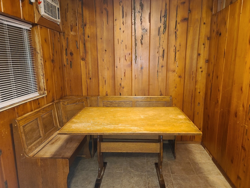 Bigfoot Motel - photo 13